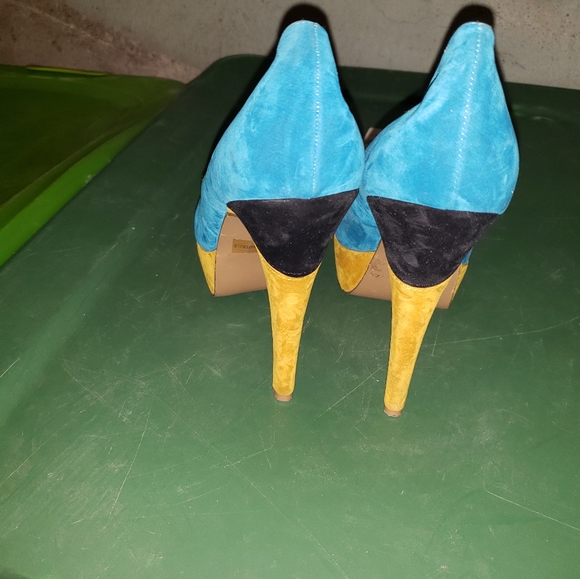 Shoe - Picture 2 of 8